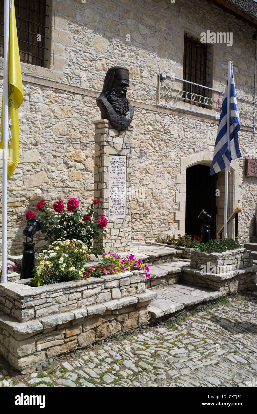 dh Holy Cross Monastery Omodos TROODOS ZYPERN Eingang griechische Flagge und Büste des Abtes Dositheos Berge zypriotische Klöster Stockfoto