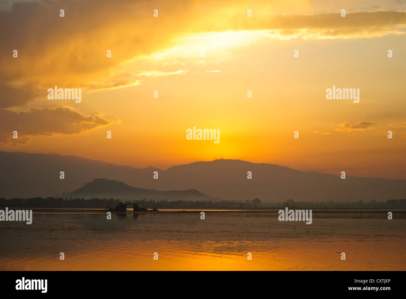 Sonnenuntergang am See Dal, Srinagar, Kaschmir Stockfoto