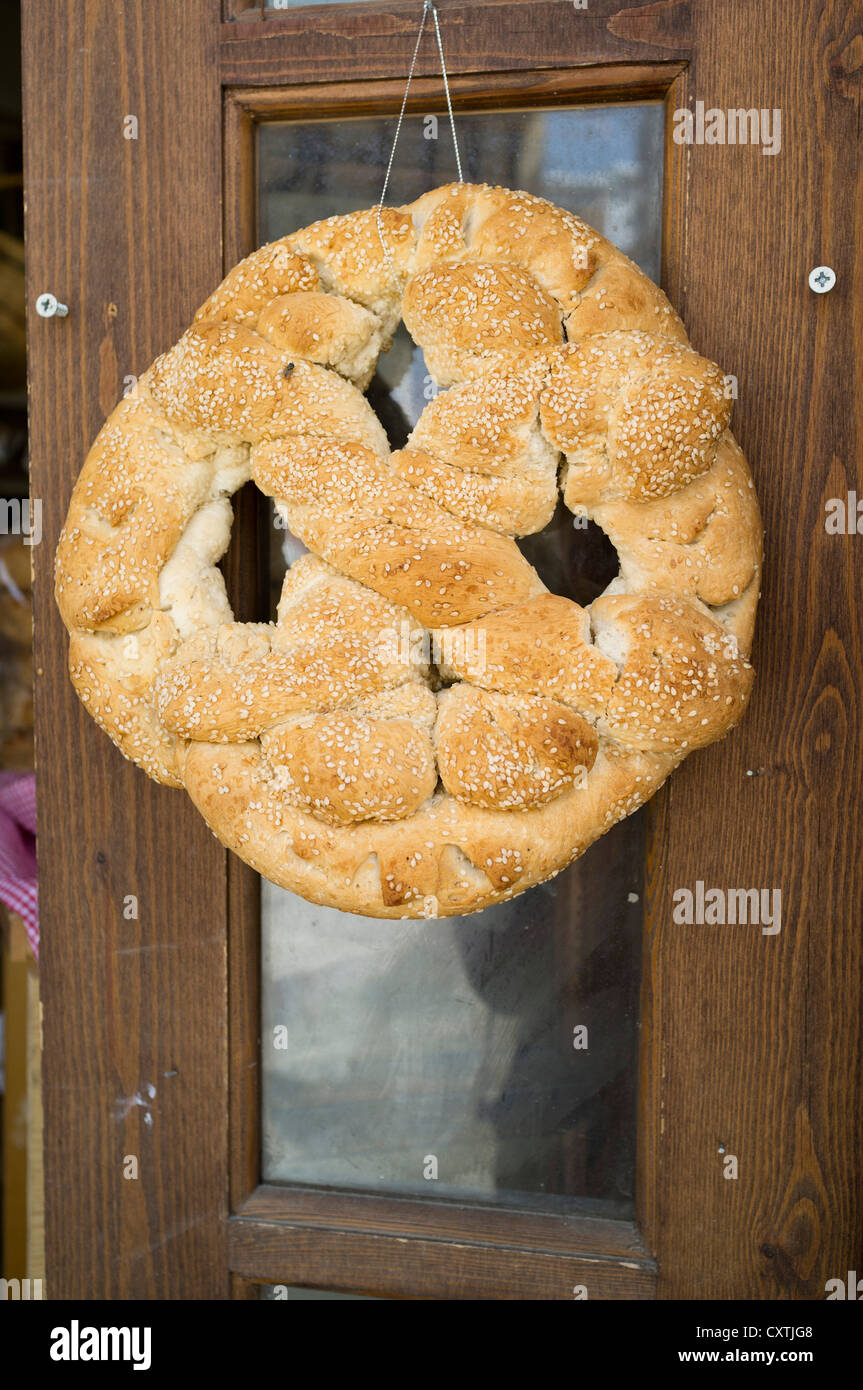 dh Omodos TROODOS ZYPERN SÜDZYPRIOTISCHE Bäckerei Brot auf Tür Waren Display Shop angezeigt Stockfoto