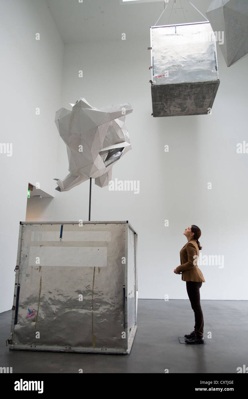 Große Skulpturen mit dem Titel The Entfremdung Ojekte von Toby Ziegler bei Kiasma Museum für zeitgenössische Kunst in Helsinki Finnland Stockfoto