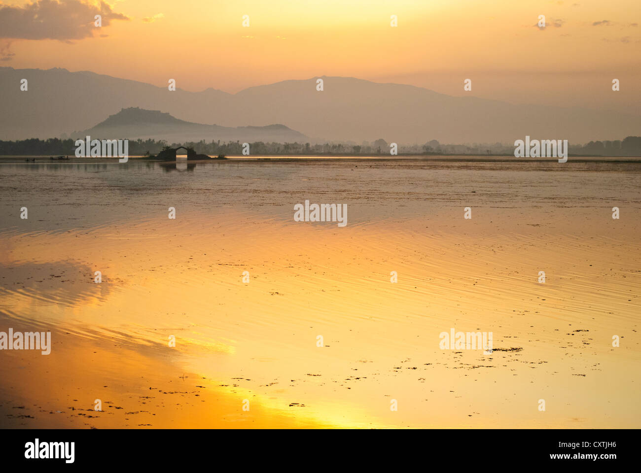 Sonnenuntergang am See Dal, Srinagar, Kaschmir Stockfoto