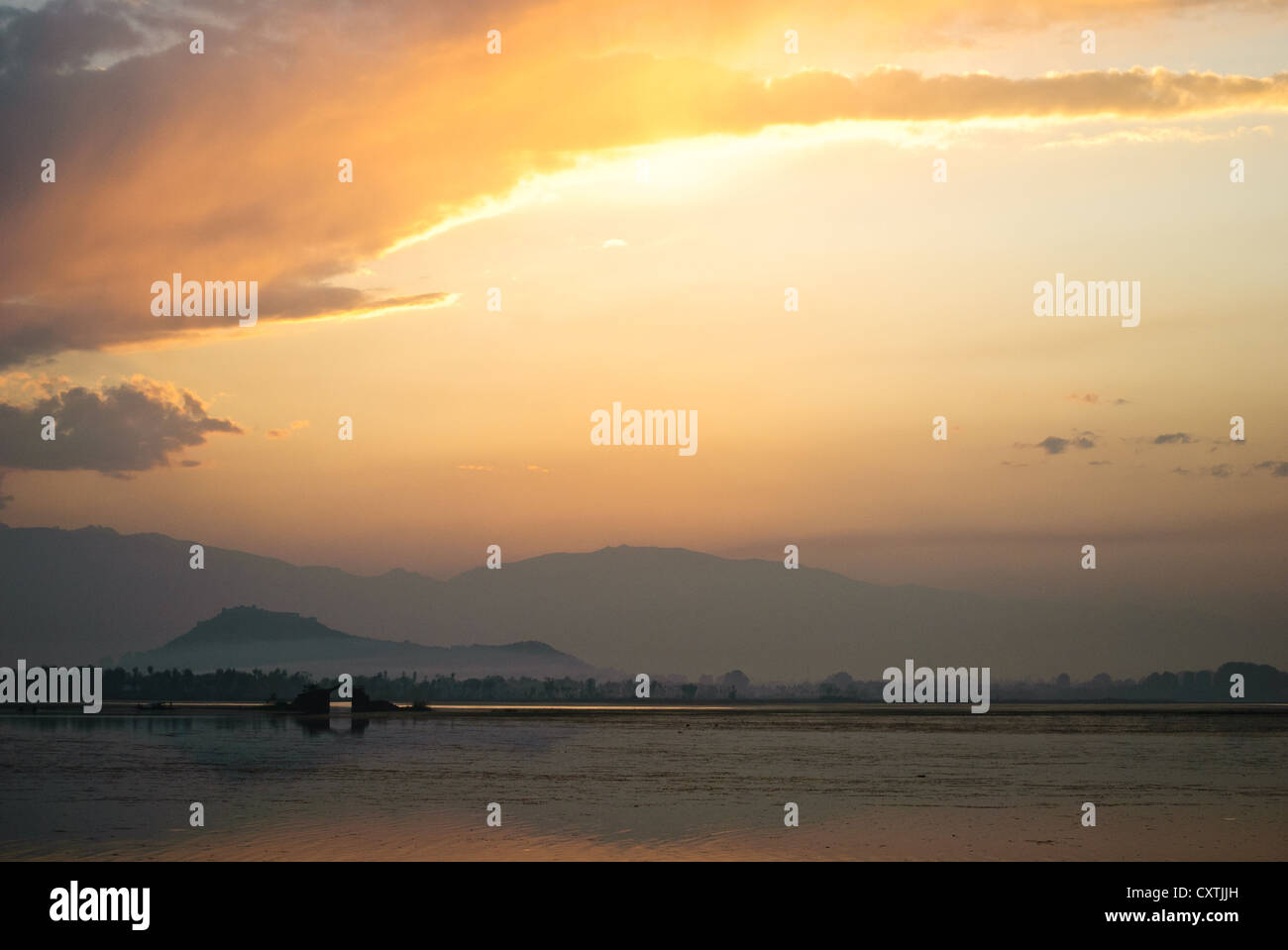 Sonnenuntergang am See Dal, Srinagar, Kaschmir Stockfoto