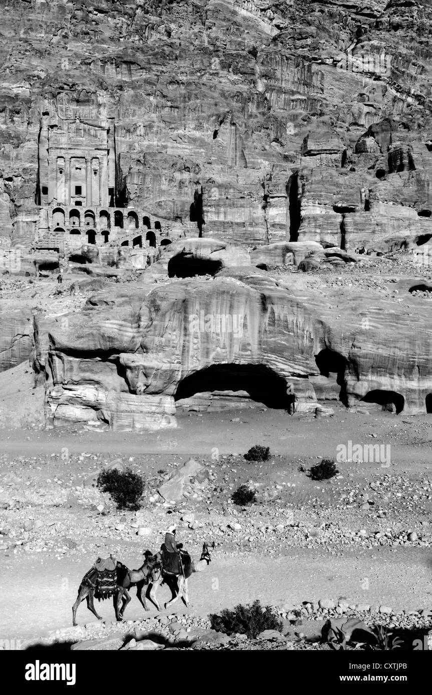 Blick auf das Grab Urne mit Kamelen, Petra, Jordanien Stockfoto