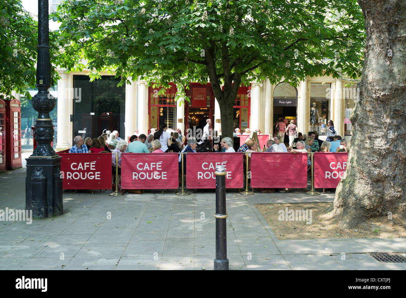 Dh die Promenade Cheltenham Gloucestershire Menschen essen außerhalb Café Rouge französisches Restaurant Straße de outdoor Tag Stockfoto