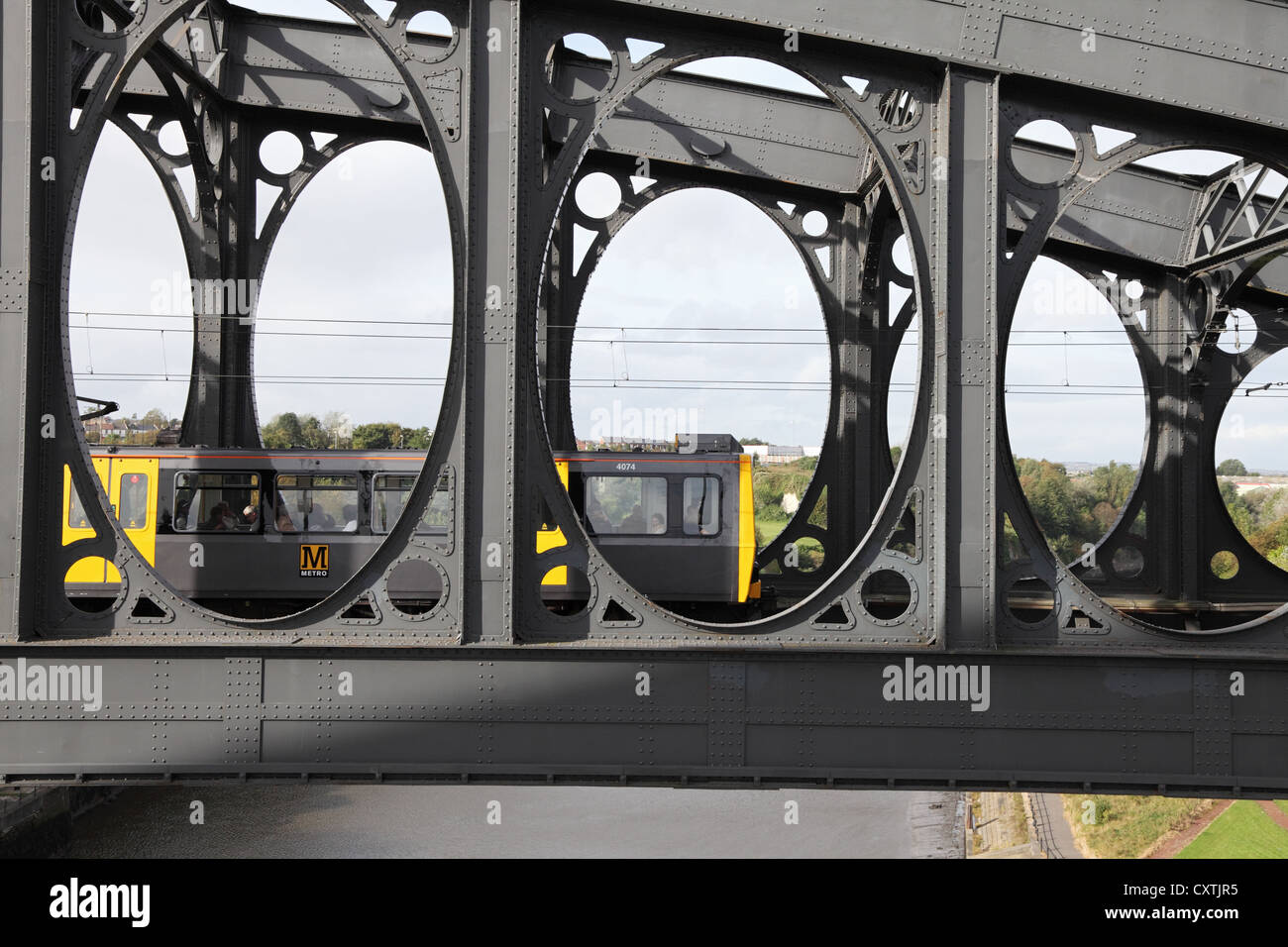 U-Bahn-Zug Monkwearmouth Eisenbahn Brücke Sunderland North East England UK Stockfoto