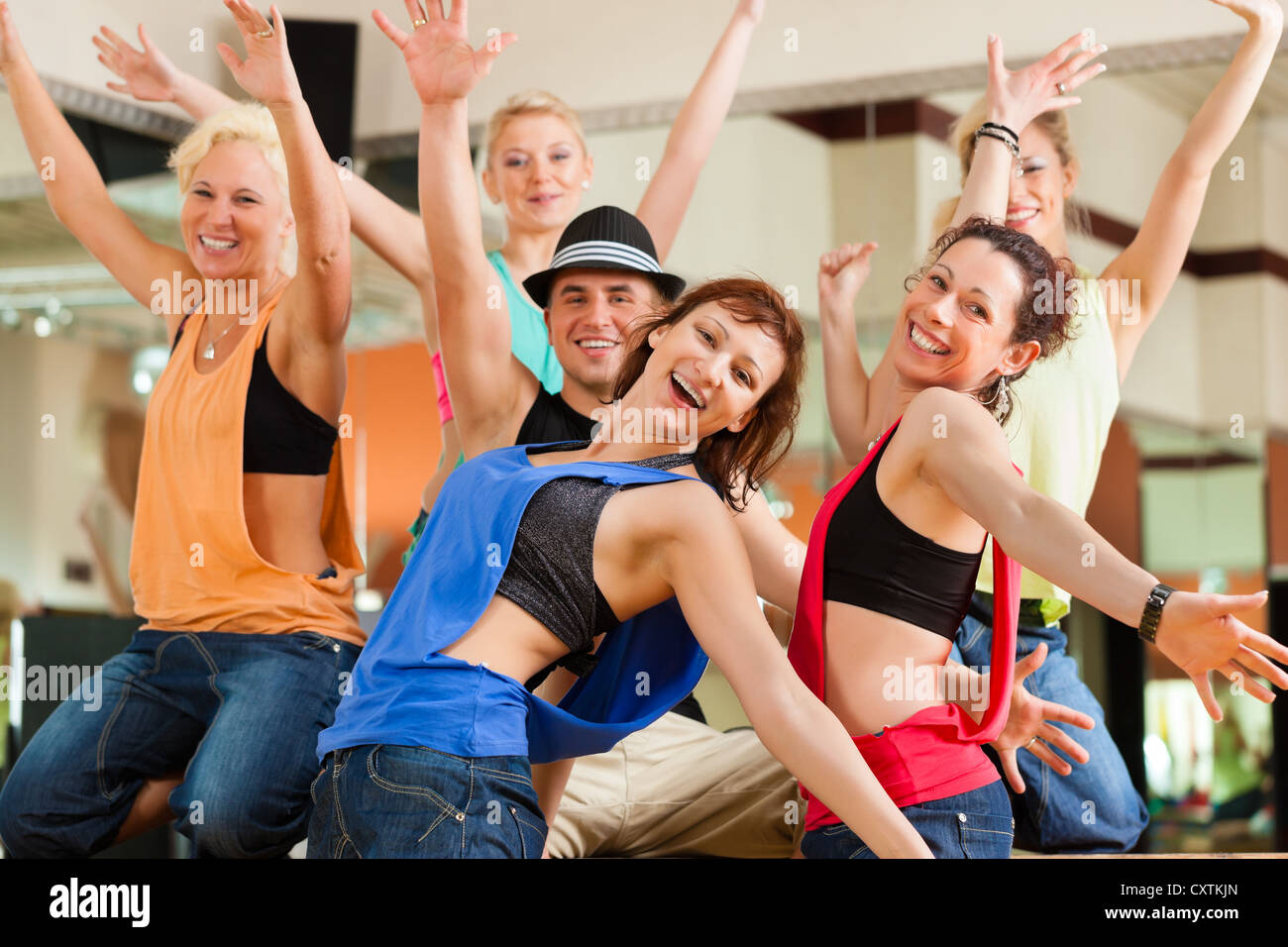 Zumba oder Oberlenningen - Jugendliche tanzen in einem Studio oder Fitness-Studio Sport oder üben eine Tanznummer Stockfoto