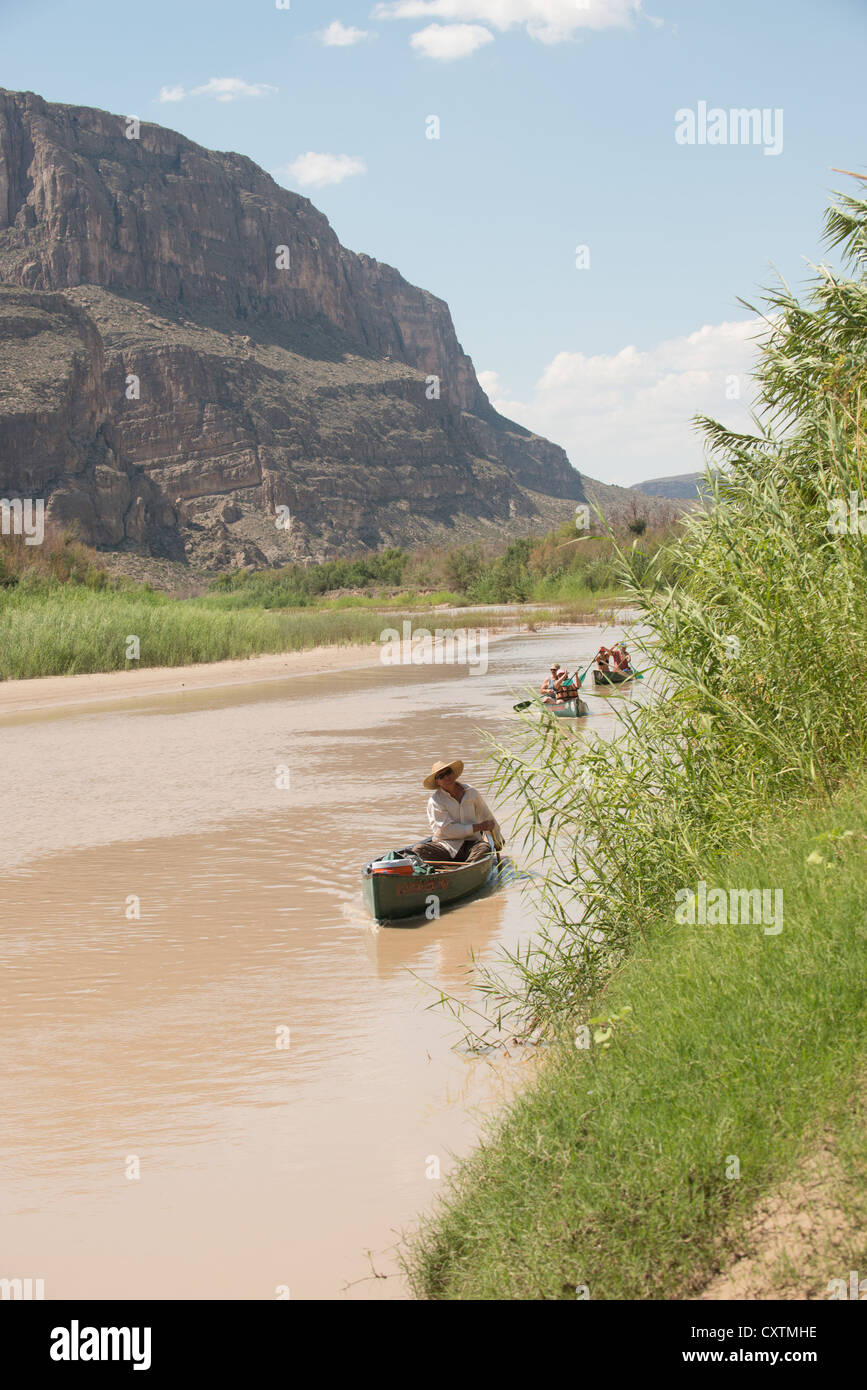 Kanutour auf dem Rio Grande Fluss in Santa Elena Canyon, Big Bend Nationalpark, Texas. Stockfoto