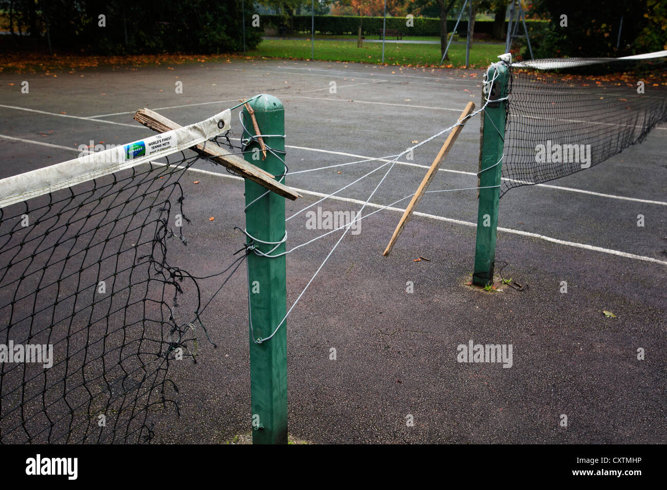 Tennisnetze in schlechtem Zustand am Stadtpark Gerichte im Vereinigten Königreich. Stockfoto