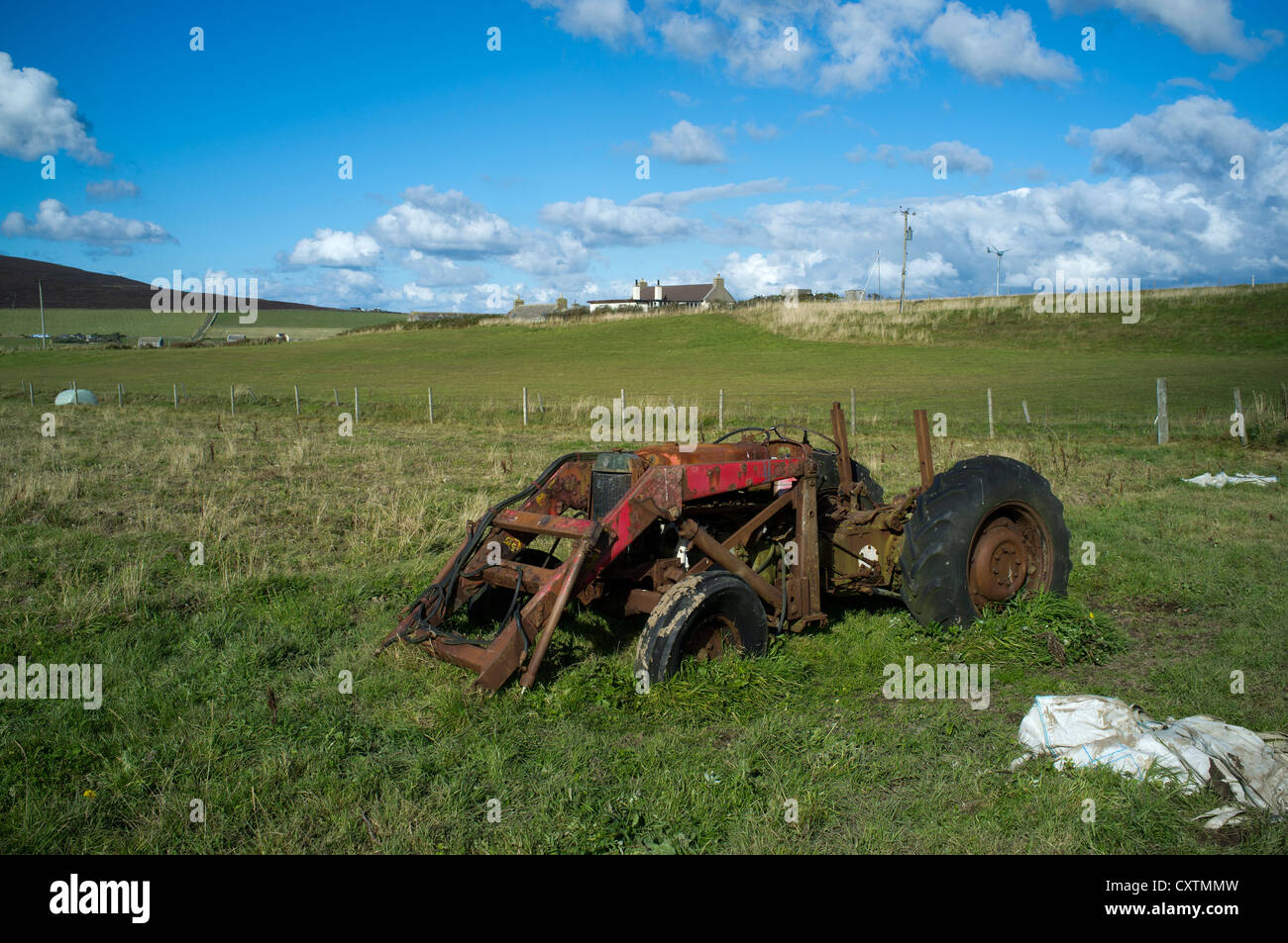 dh WYRE ORKNEY Rusty Traktor in Field Rost uk Stockfoto