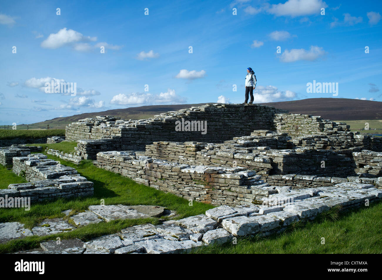 Dh Cubbie Roos Schloss WYRE ORKNEY Tourist Frau Viking Ruinen uk Menschen Schottland Urlaub nordischen Archäologie Stockfoto