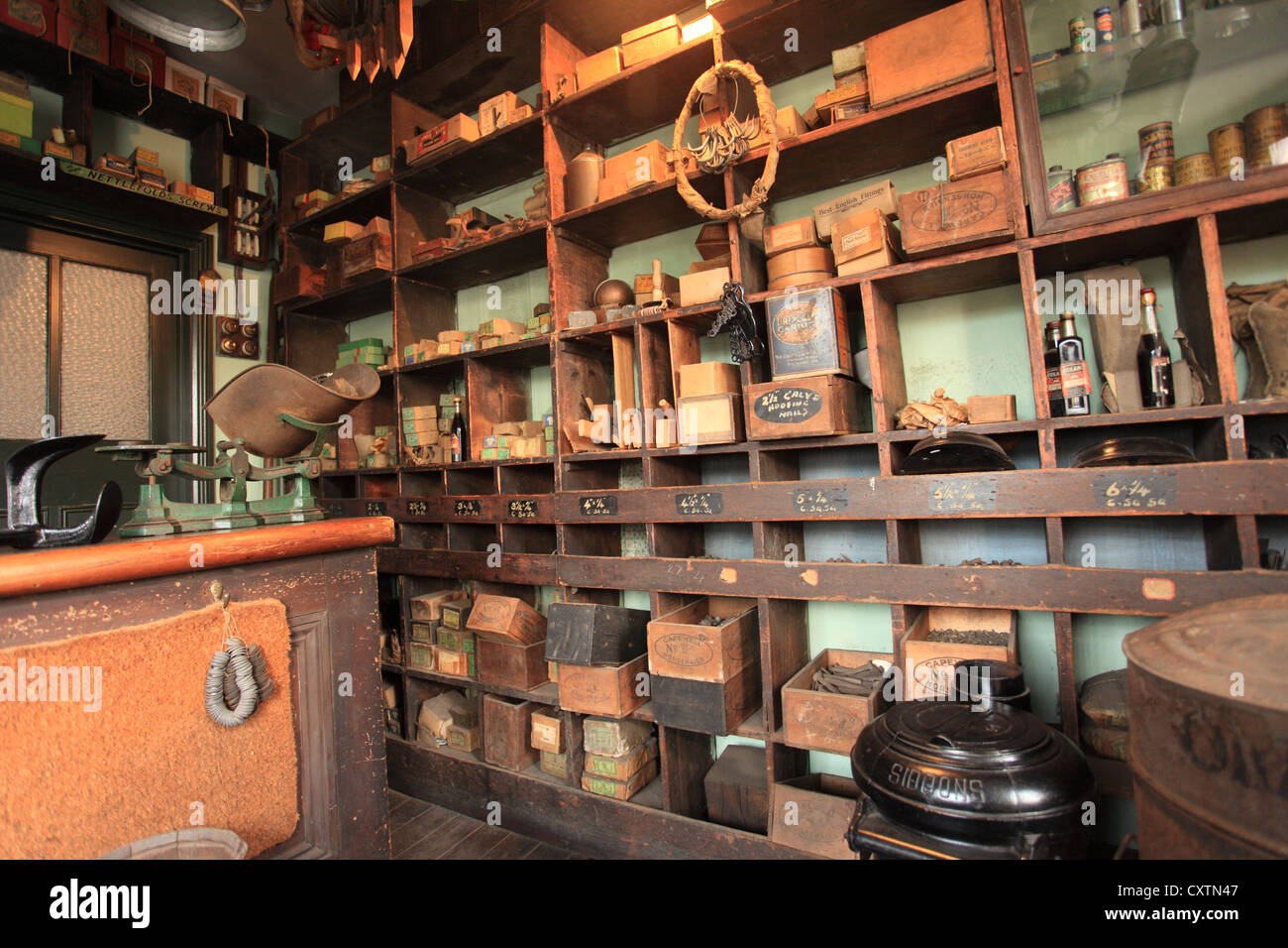 Einrichtung eines alten neunzehnten und frühen zwanzigsten Jahrhundert Hardware Store uk Stockfoto