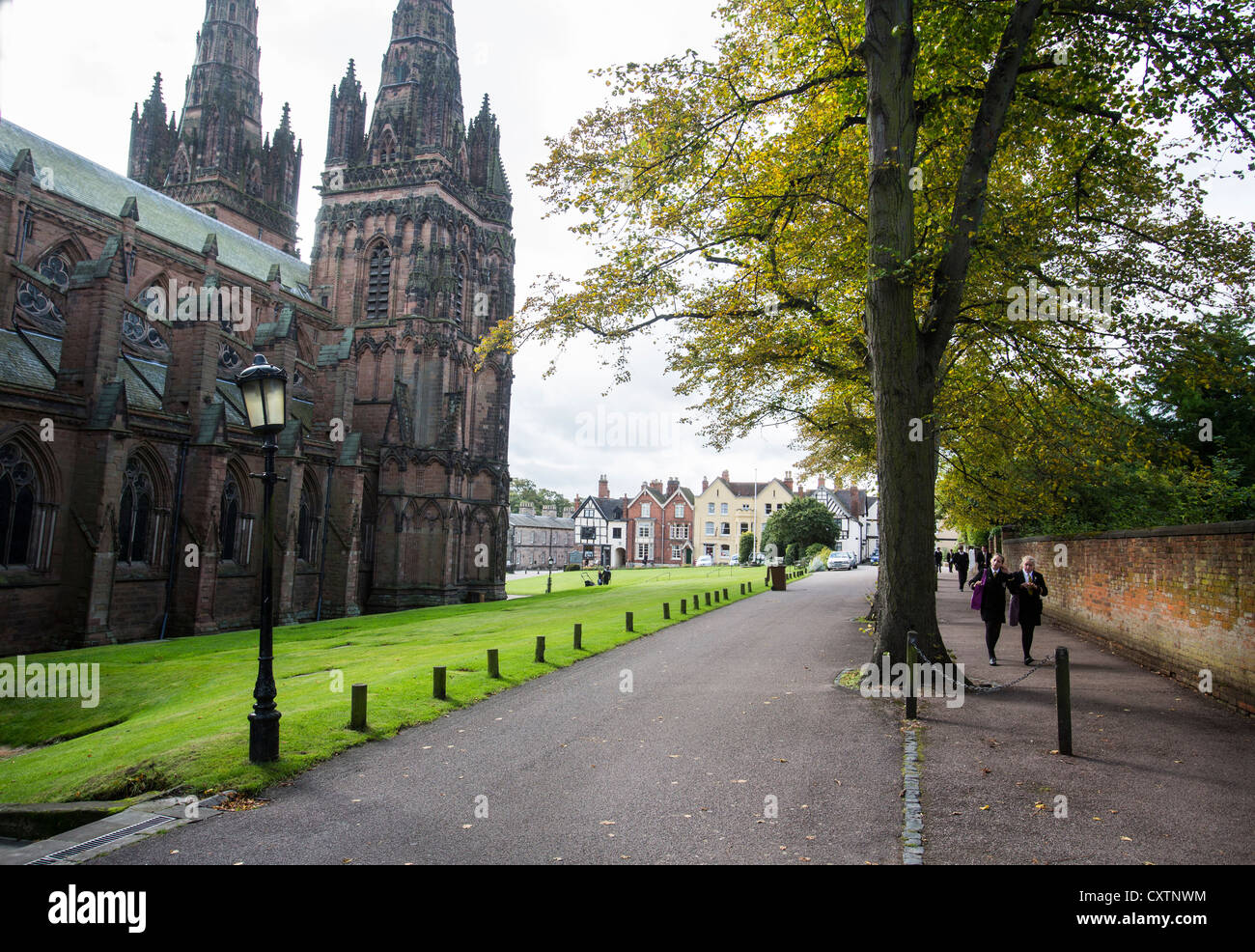 Schülerinnen und Schüler zu Fuß entlang der engen neben der Kathedrale von Lichfield, UK Stockfoto