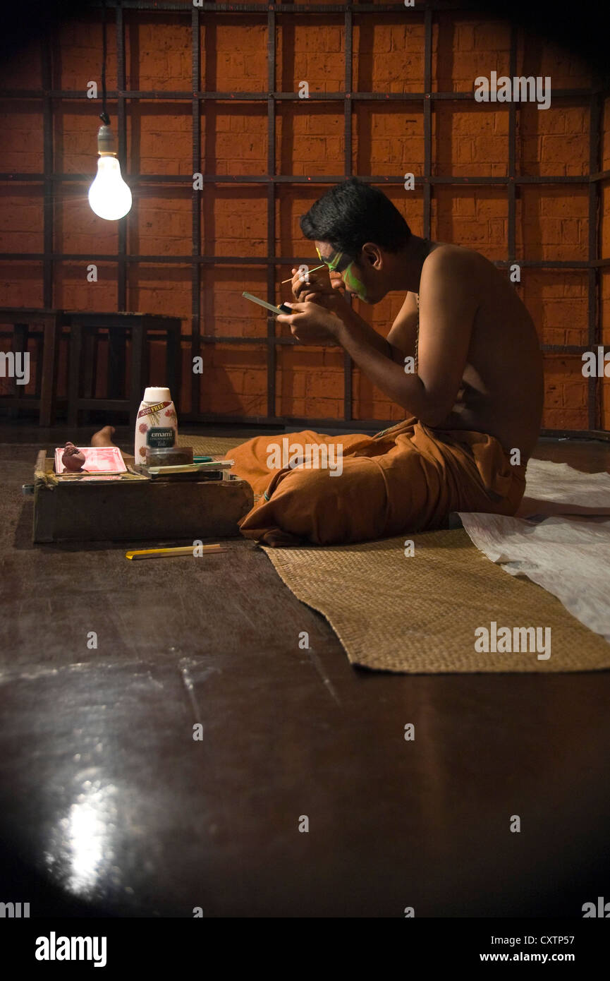 Vertikale Nahaufnahme Portrait des Kathakali Performancekünstlerin Anwendung machen Sie vor der Aufführung. Stockfoto