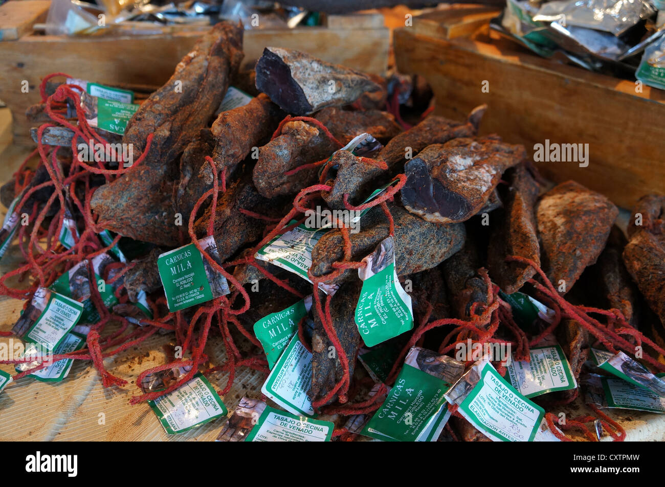 die Messe International Agro-industrielle Tierschau, spanisches Essen, kaltes Fleisch Carne de Venado an Zafra, Spanien. Stockfoto