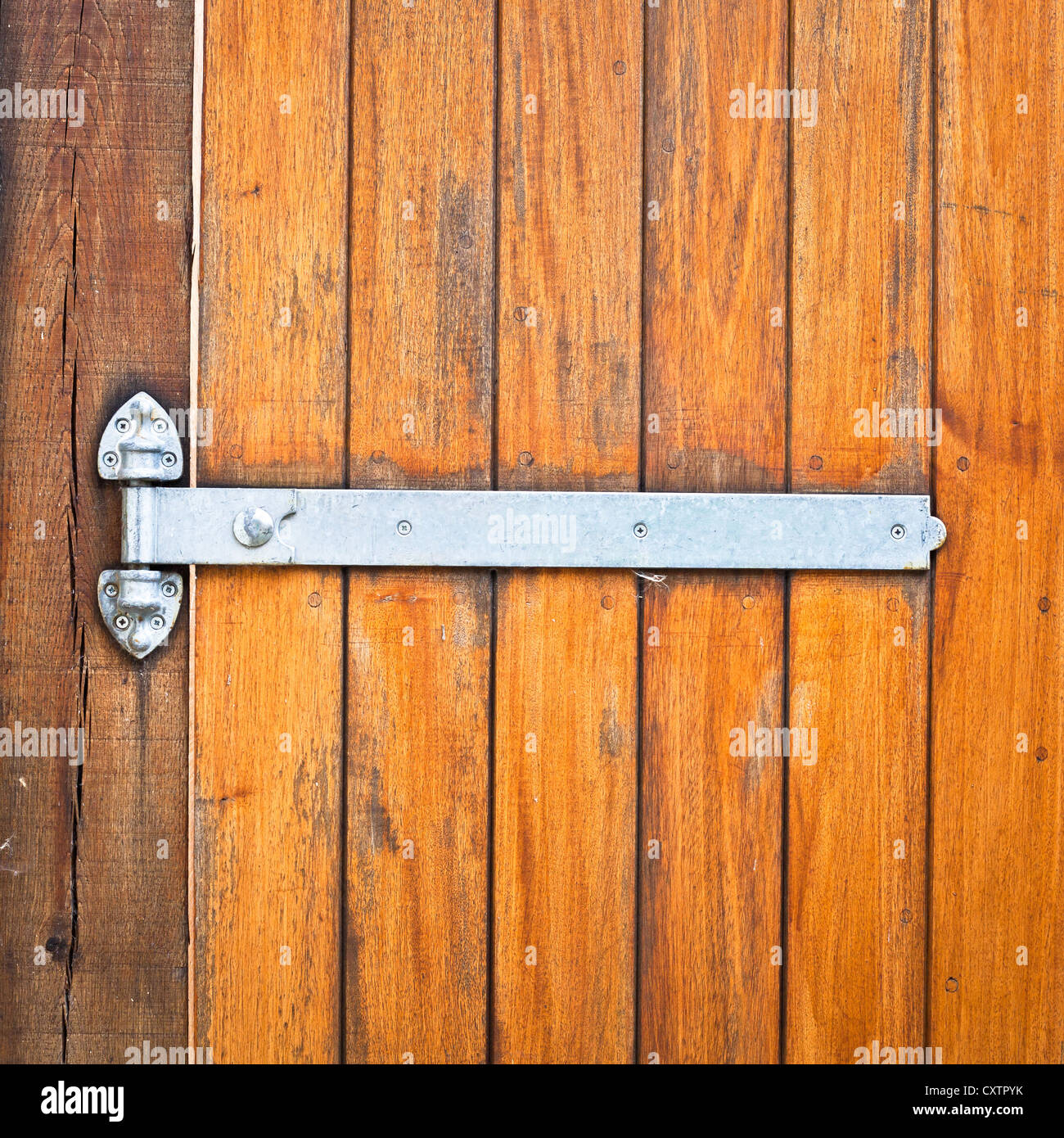 Ein modernes Metall Scharnier auf eine Holztür Stockfotografie - Alamy