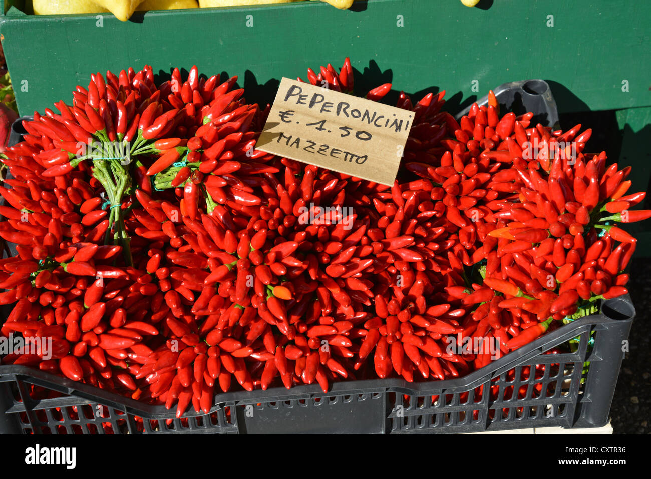 Paprika in Marktstand, Sirmione, Gardasee, Provinz Brescia, Lombardei, Italien Stockfoto
