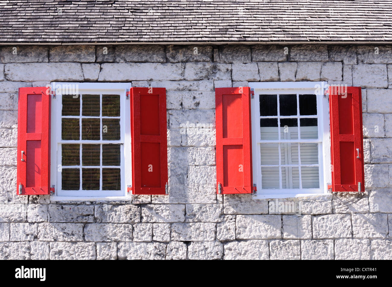 Altes Haus mit roten Fensterläden, Nassau, Bahamas Stockfoto