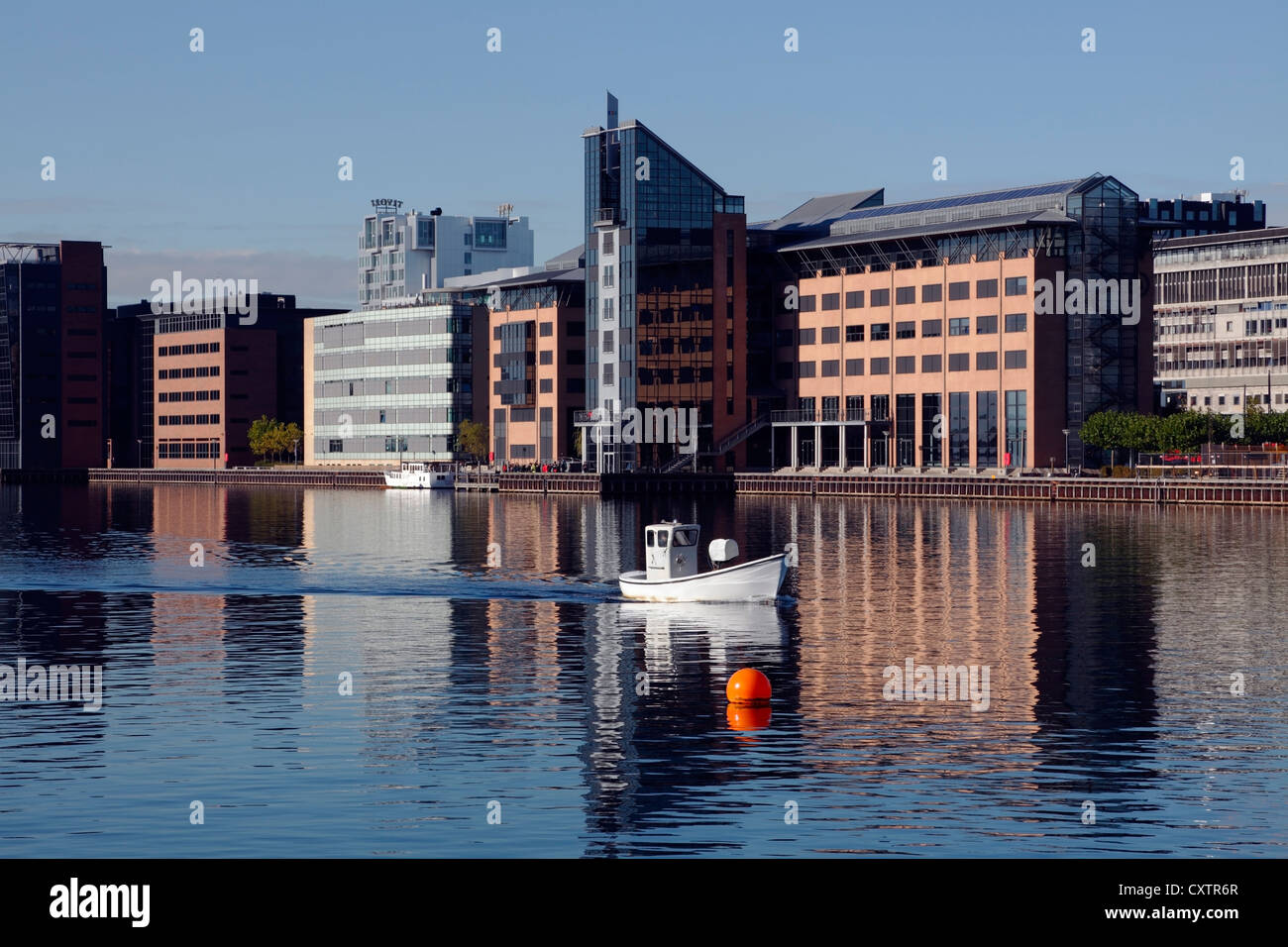 Fischereifahrzeugs in Sydhavnen (Hafen) in den Hafen von Kopenhagen. Reflexionen von Gebäuden im Wasser. Stadt Erneuerung im ehemaligen Industriebrache. Stockfoto