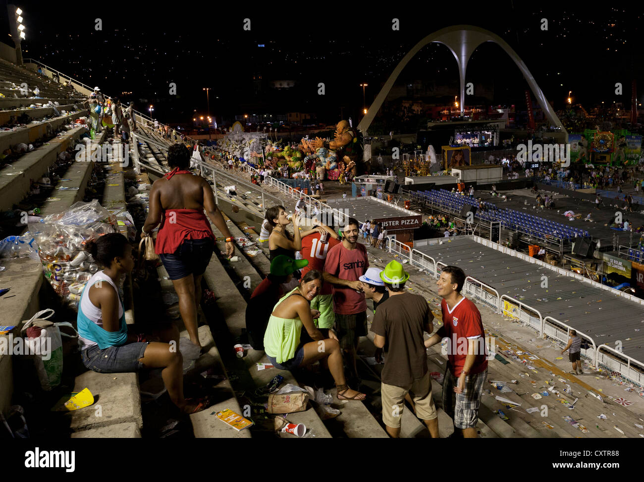 Menschen auf der Tribüne nach Karneval Parade Rio de Janeiro Brasilien Stockfoto