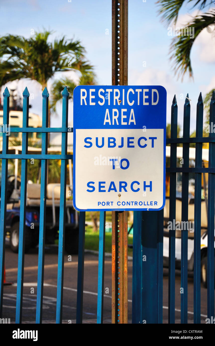 Sperrgebiet Schild am Einreise, Nassau, Bahamas Stockfoto