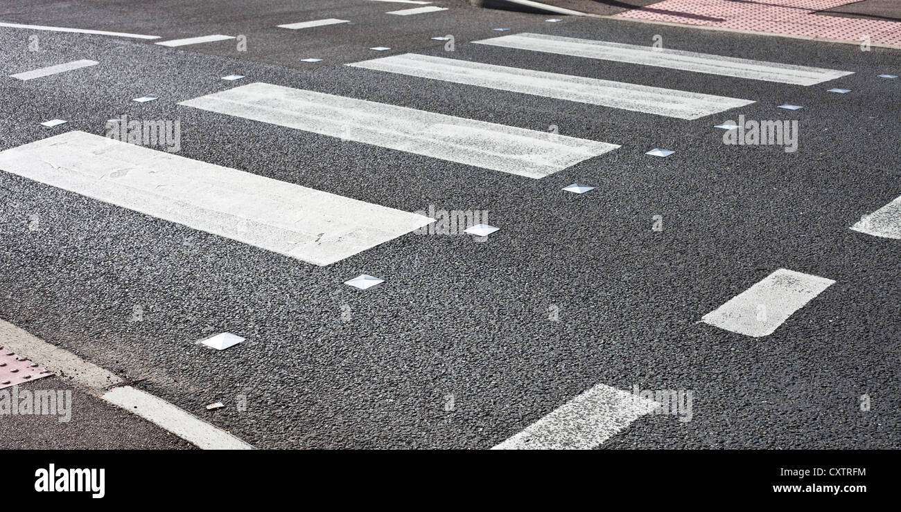 Details zu einer Fussgängerzone Überfahrt auf eine asphaltierte Straße Stockfoto