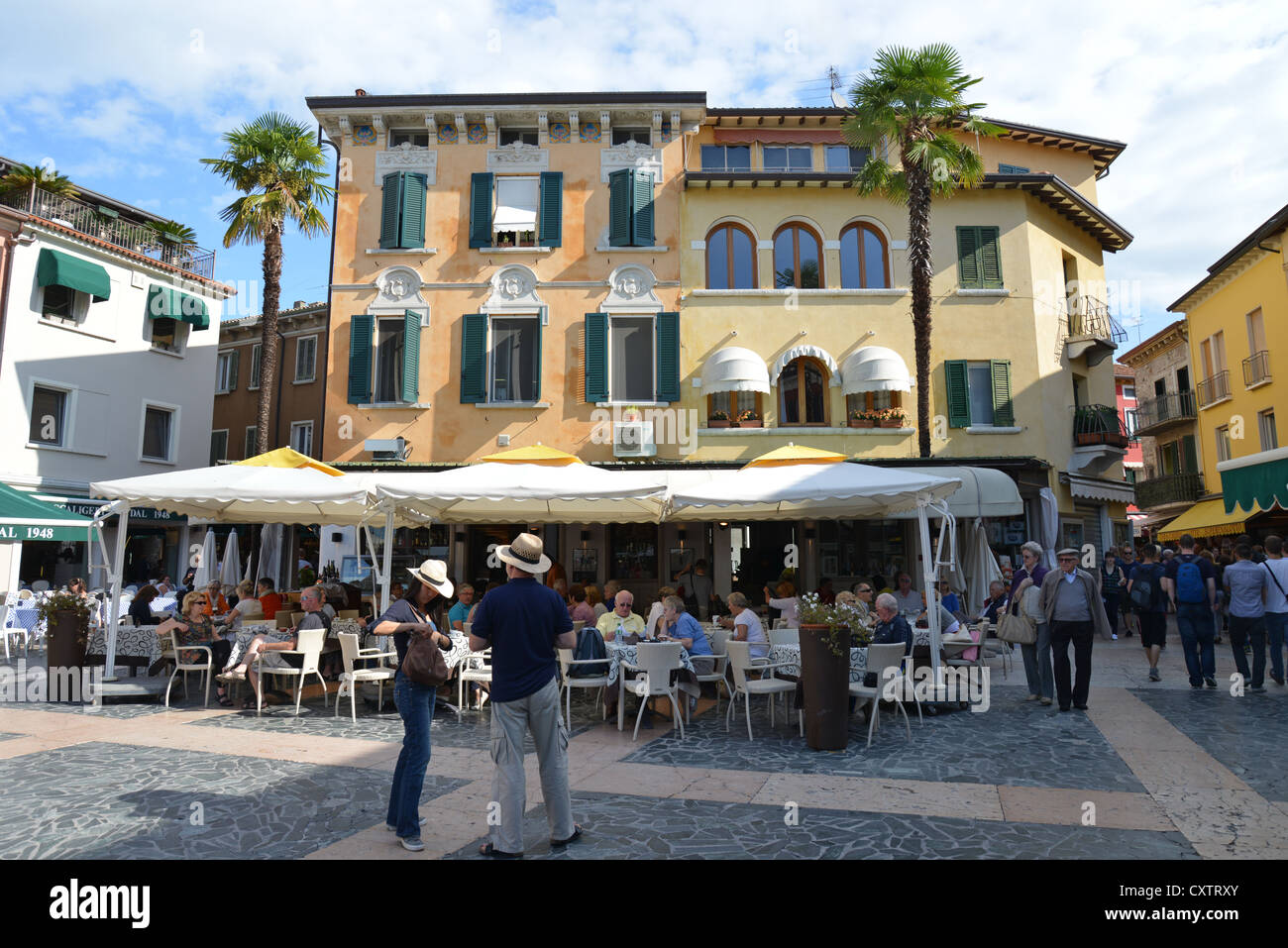 Sirmione, Gardasee, Provinz Brescia, Piazza Carducci, Region Lombardei, Italien Stockfoto