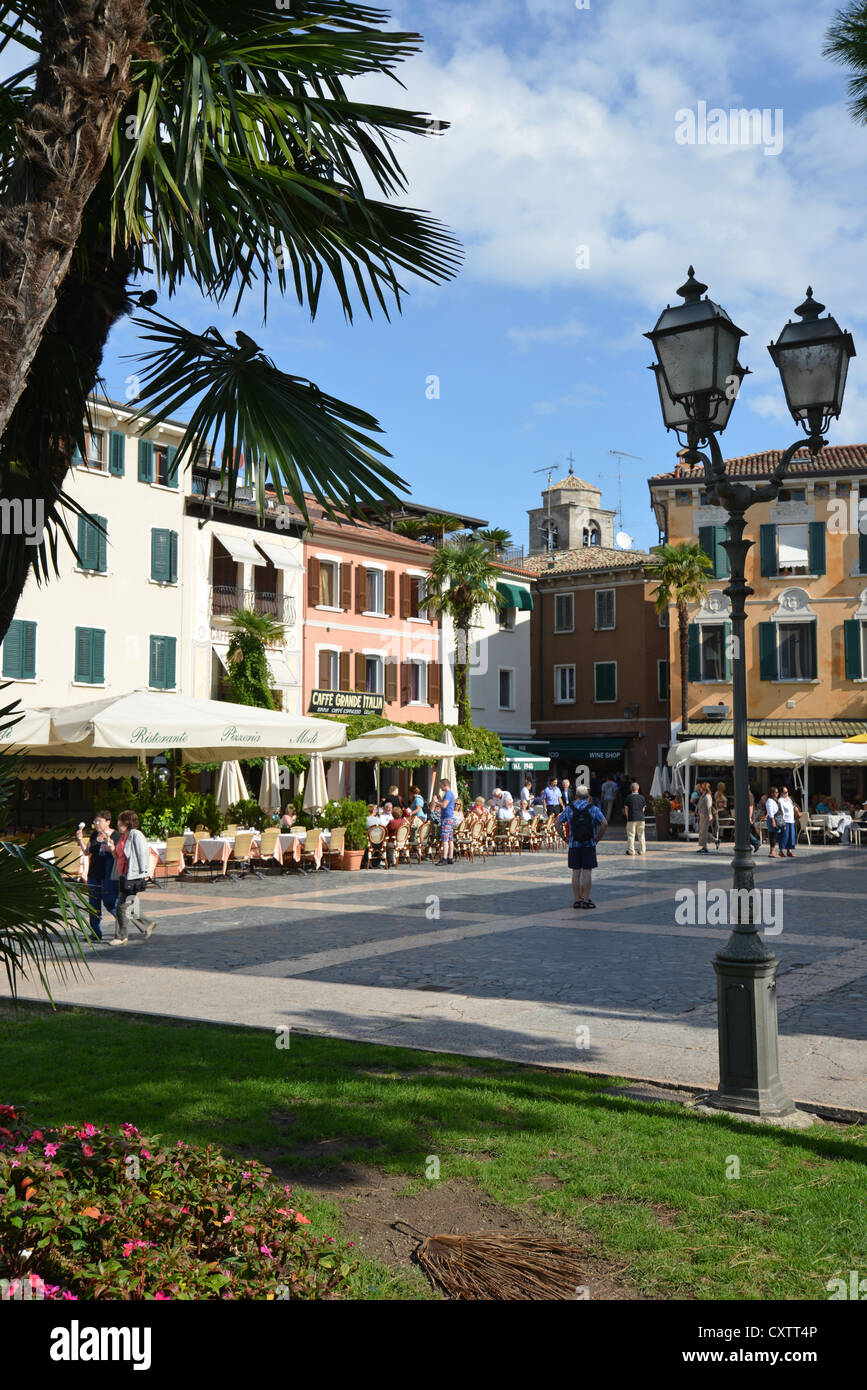 Sirmione, Gardasee, Provinz Brescia, Piazza Carducci, Region Lombardei, Italien Stockfoto