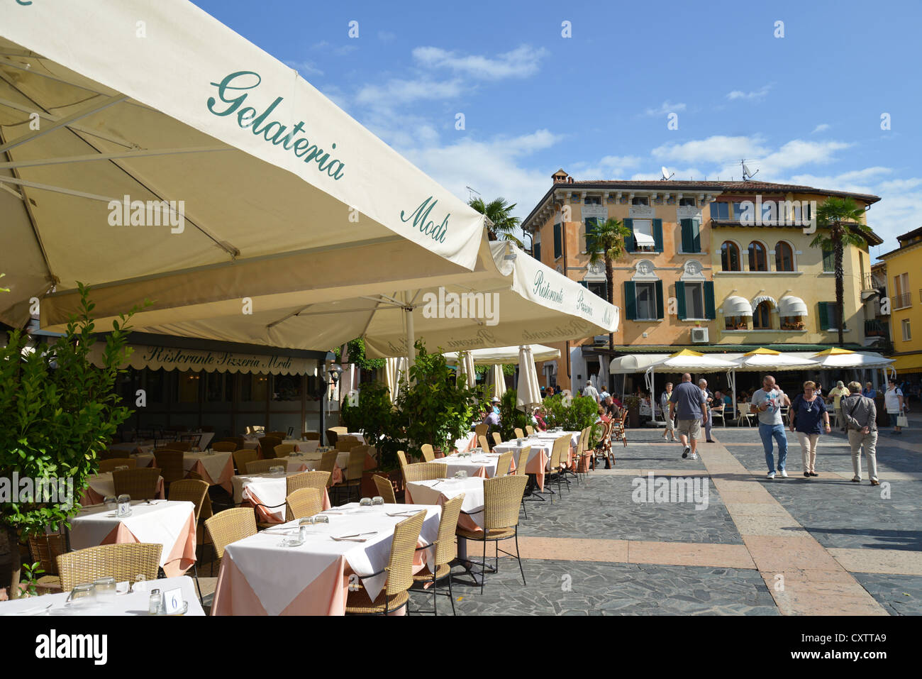 Sirmione, Gardasee, Provinz Brescia, Piazza Carducci, Region Lombardei, Italien Stockfoto