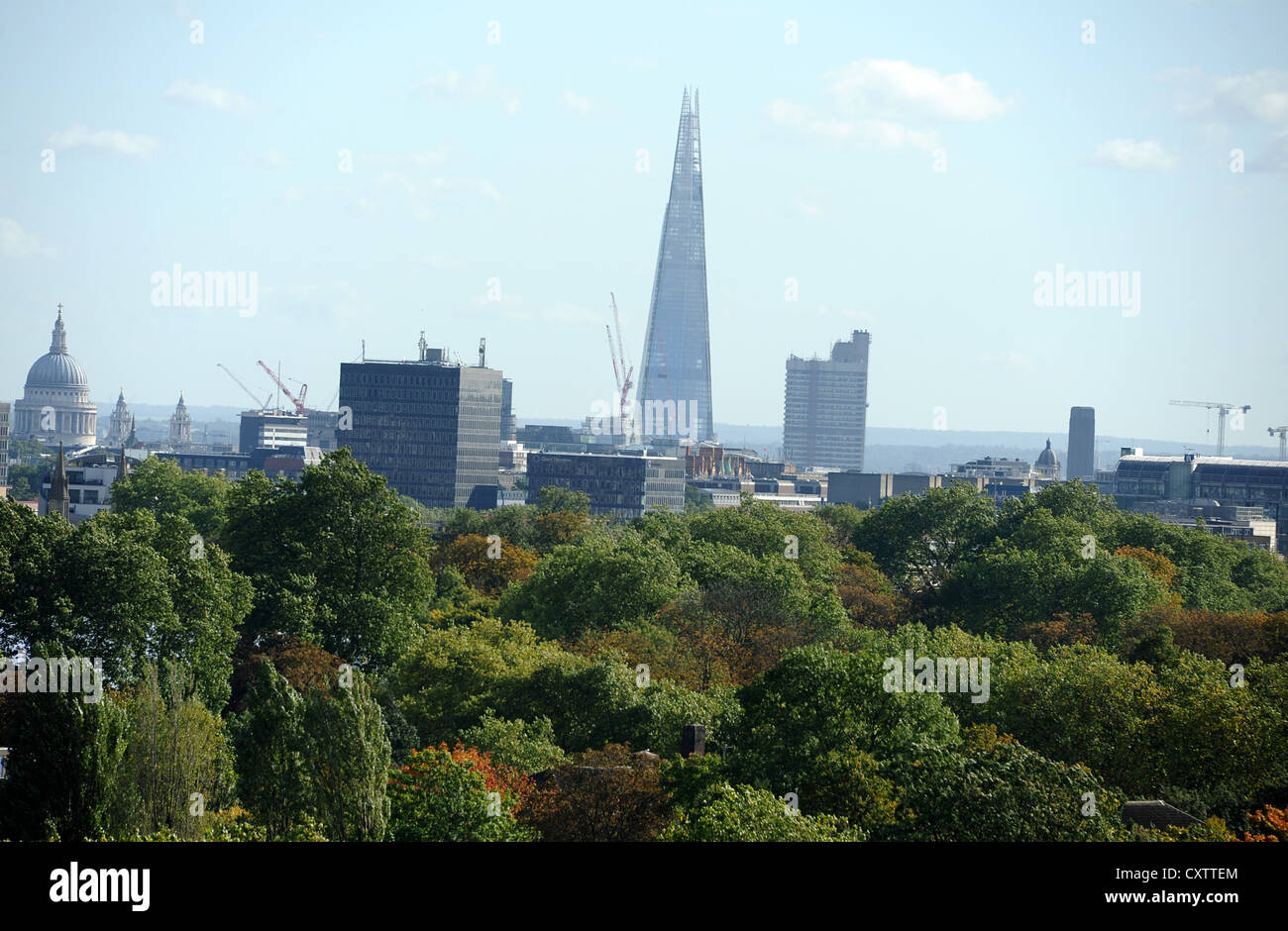 Blick über London von der Spitze der Primrose Hill, Nordwesten Londons. Stockfoto