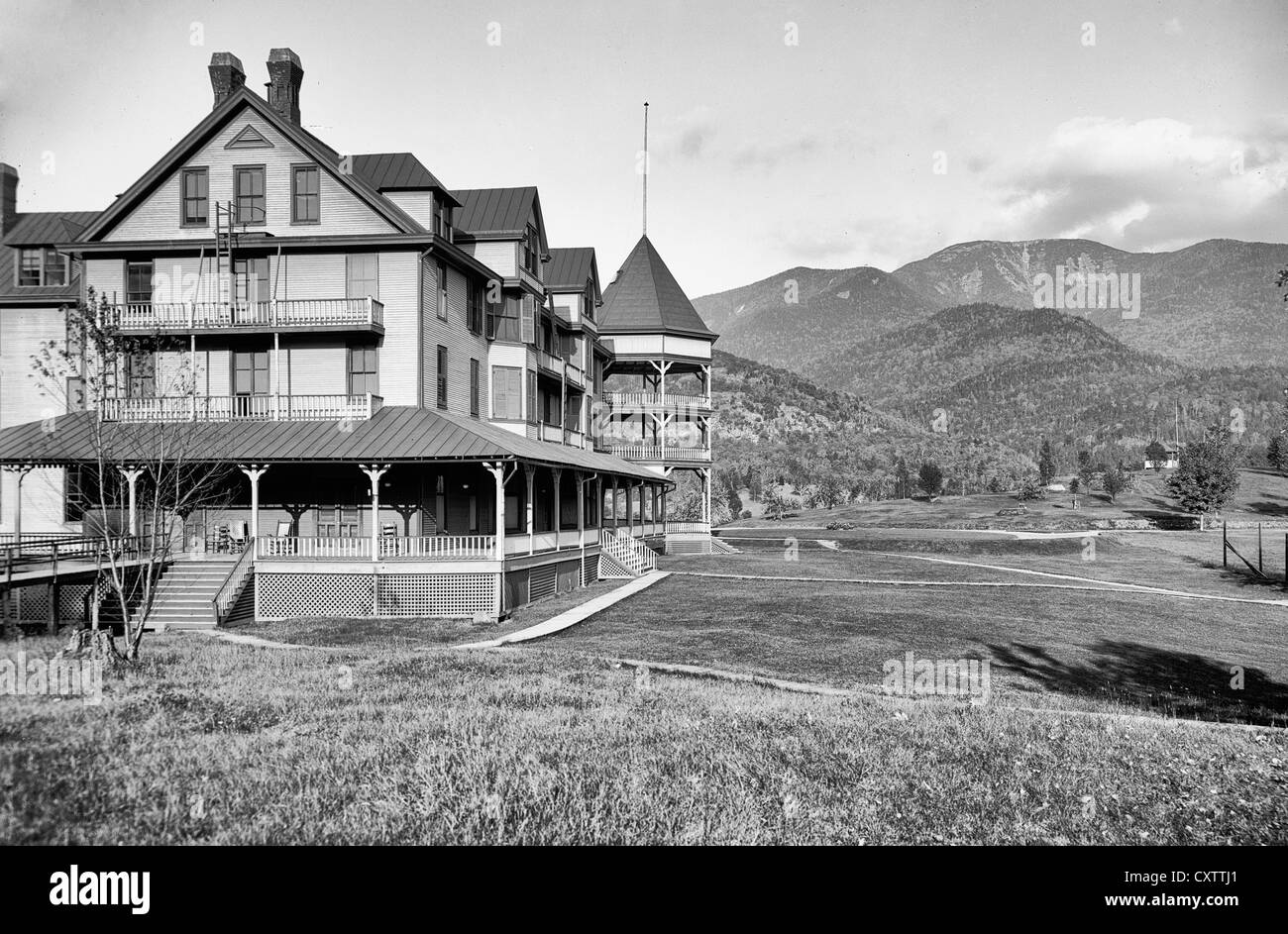 Titel: St. Hubert Inn und der Riese, Keene Valley, Adirondack Mountains, ca. 1903 Stockfoto