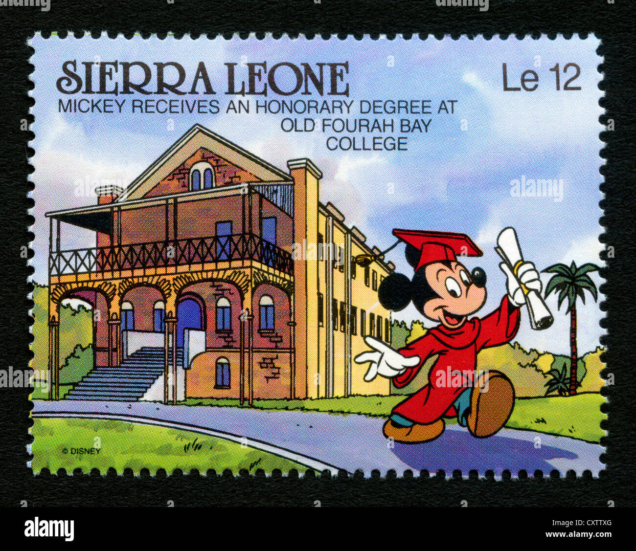 Sierra Leone-Briefmarke - Disney-Comic-Figuren - Mickey Mouse erhält Ehrendoktorwürde am alten Fourah Bay College Stockfoto