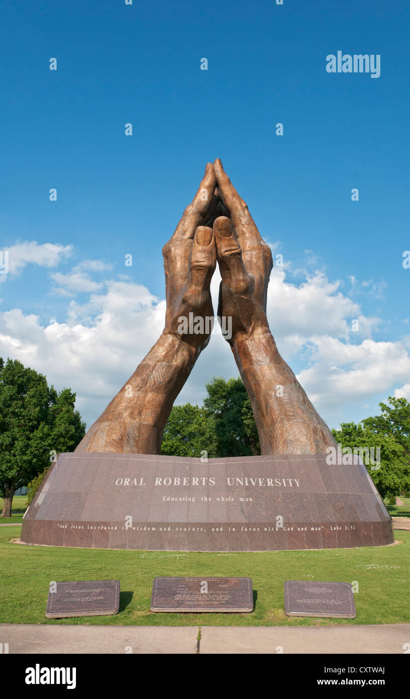 Oklahoma, Tulsa, Oral Roberts Universität, Skulptur der Hände zum Gebet erheben. Stockfoto