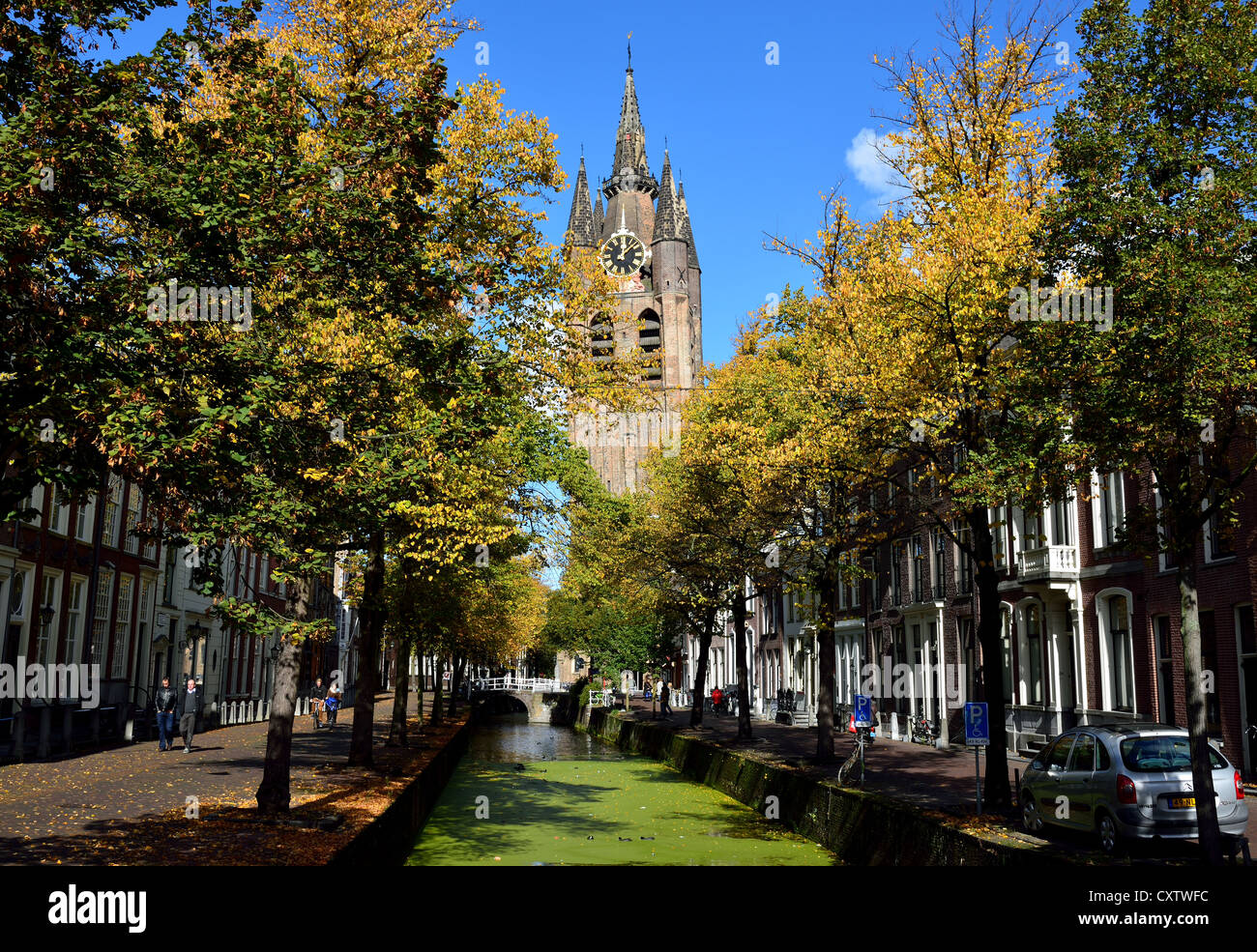 Turm der alten Kirche über Kanal. Delft, Niederlande. Stockfoto