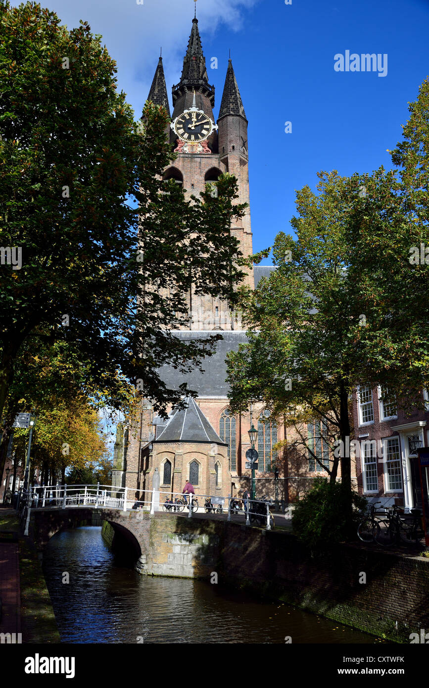 Turm der alten Kirche über Kanal. Delft, Niederlande. Stockfoto