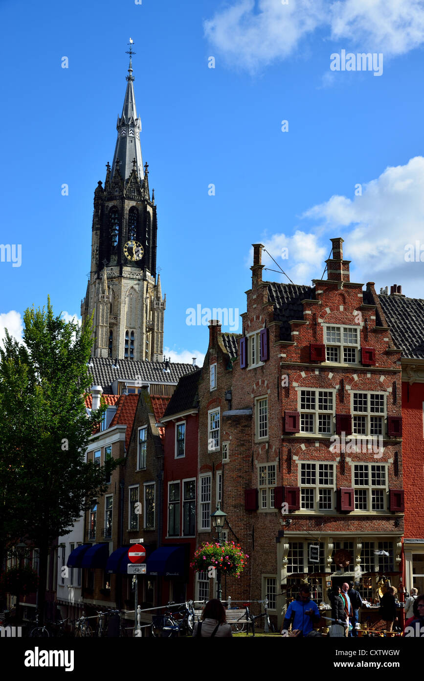 Kirchturm und Rue de Delft, Niederlande. Stockfoto