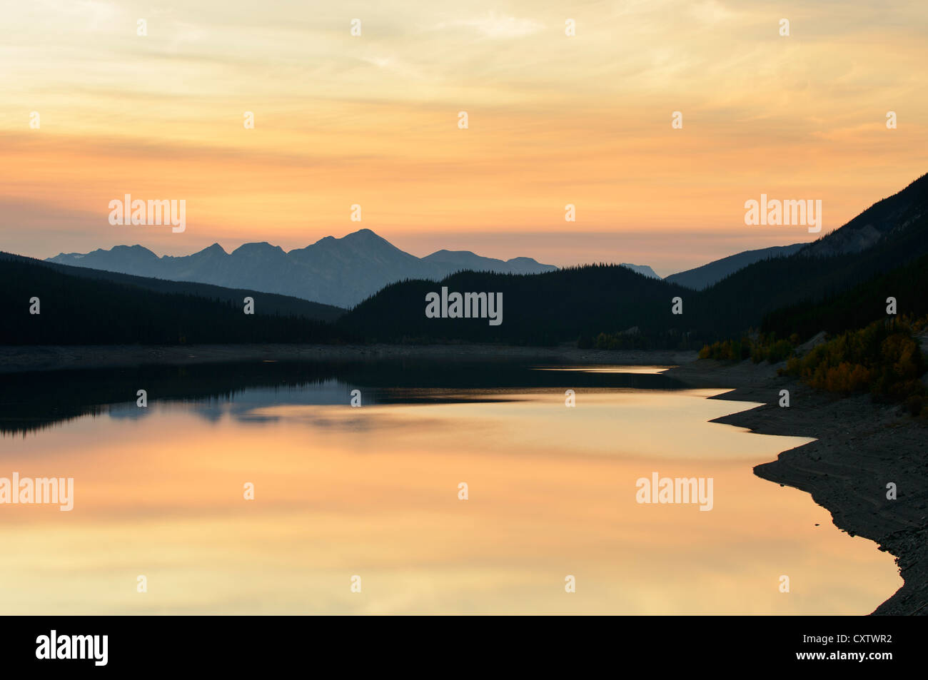 Medizin-See bei Sonnenuntergang - Jasper Nationalpark, Alberta, Kanada Stockfoto