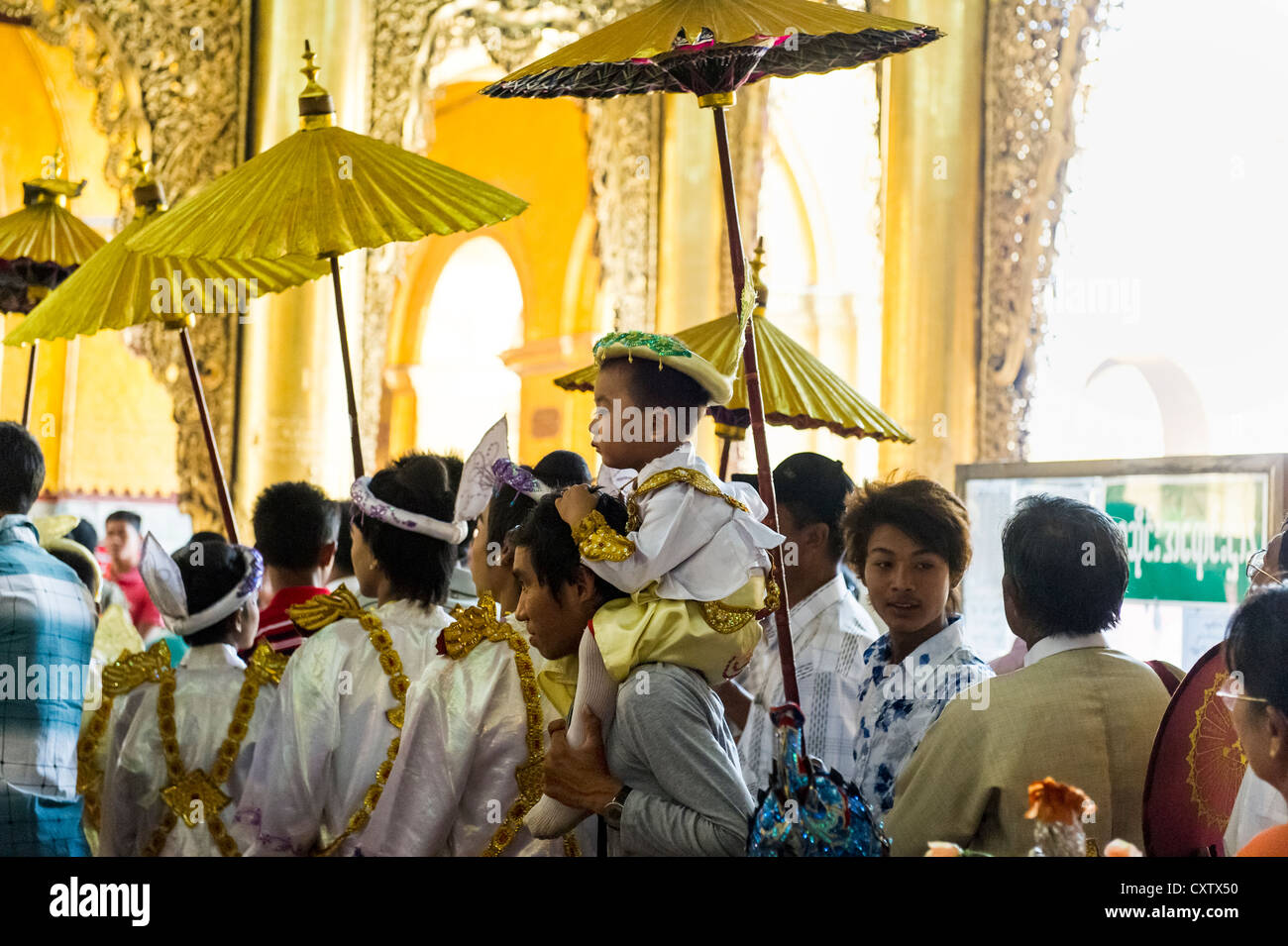 Novize Mönchszeremonie im Mahamuni Buddha Tempel in Mandalay. Myanmar Birma Stockfoto
