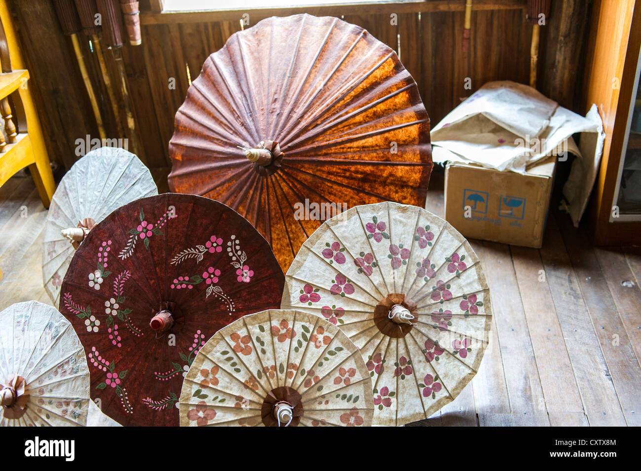 Schirme für den Verkauf am Inle-See, Myanmar Stockfoto