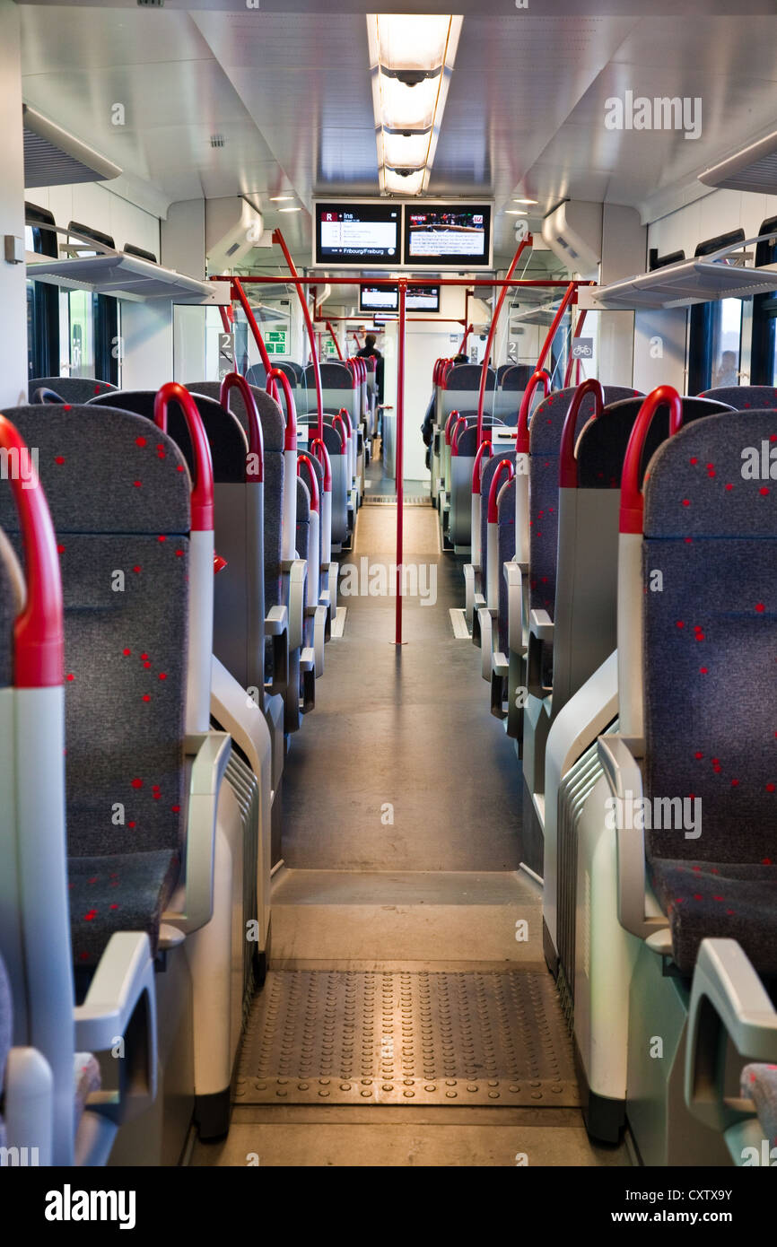 Innenansicht von einem Schweizer Regionalzug warten auf Fahrgäste am Bahnhof von Ins, Schweiz Stockfoto