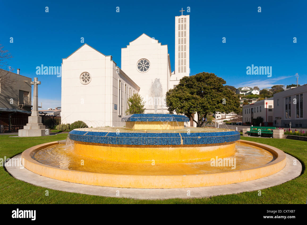 Waiapu Kathedrale des Hl. Johannes der Evangelist und Tait Brunnen in Napier, Neuseeland. Stockfoto