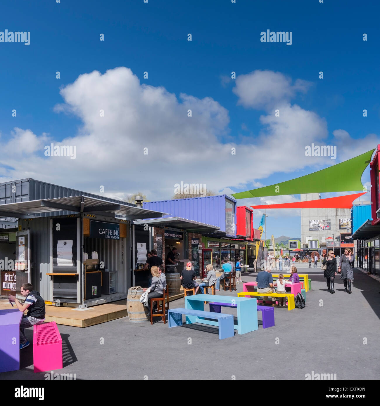 Menschen entspannen in einer Outdoor-Café in der Container-Mall, Christchurch, Neuseeland. Stockfoto