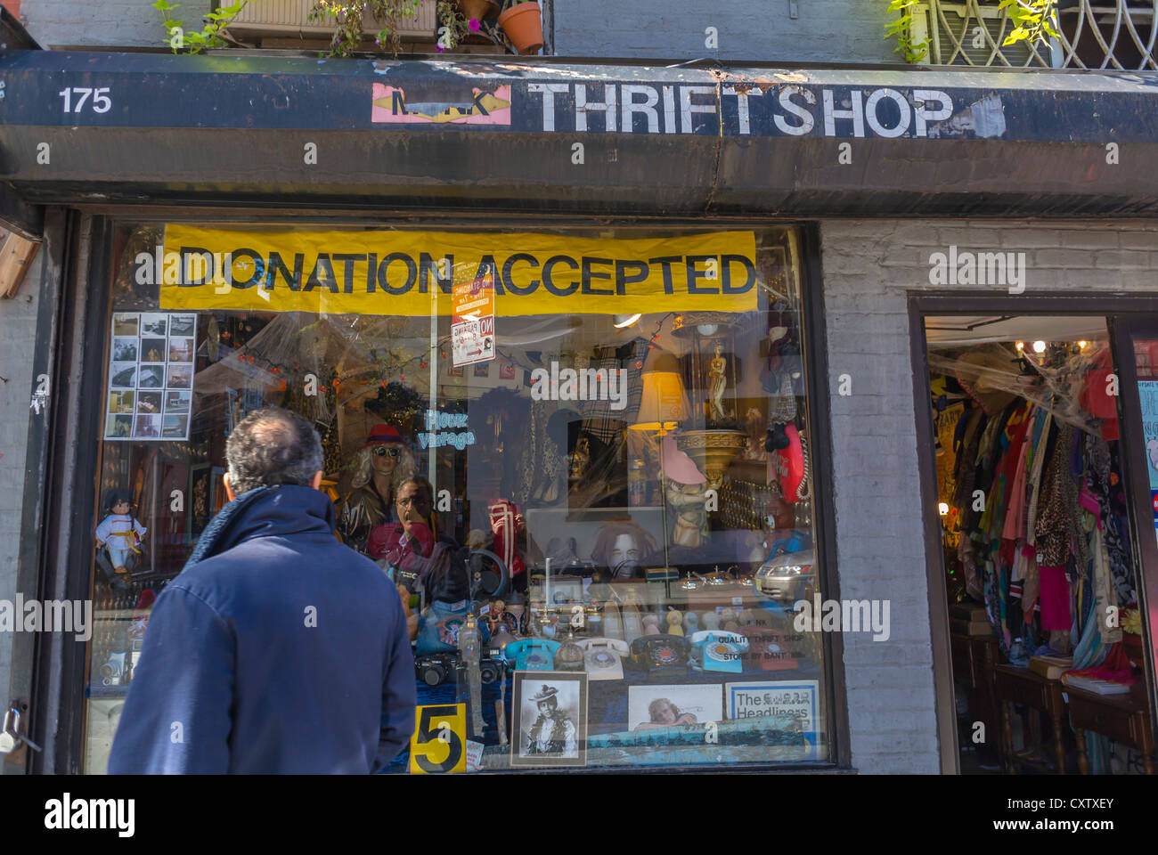 New York City, NY, USA, man Looking Thrift Shop Frontfenster, in Greenwich Village Gegend, Manhattan, Kleidung, alte Kleidung Shopping, stöbern Vintage Shop, 1980er Jahre Geschäft Stockfoto