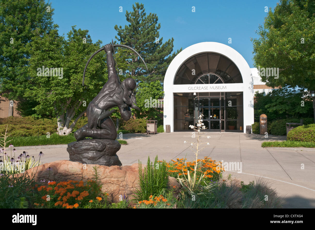 Tulsa, Oklahoma, Gilcraese Museum, im Hauptgebäude, Bronzeskulptur, Heiligen Regen Pfeil von Allan Houser. Stockfoto