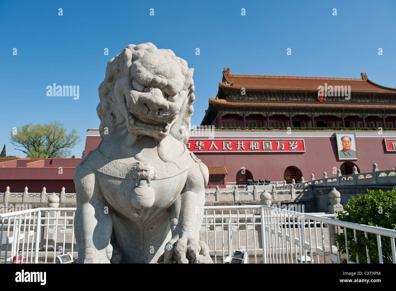 Peking vor dem Tiananmen Tor der Löwen aus Steinen Stockfoto