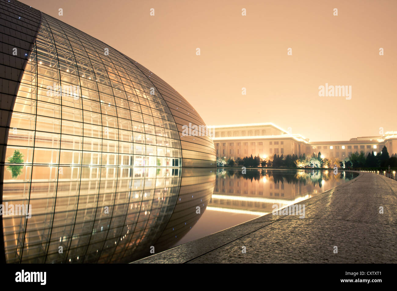 Peking, am Abend des national grand theatre Stockfoto