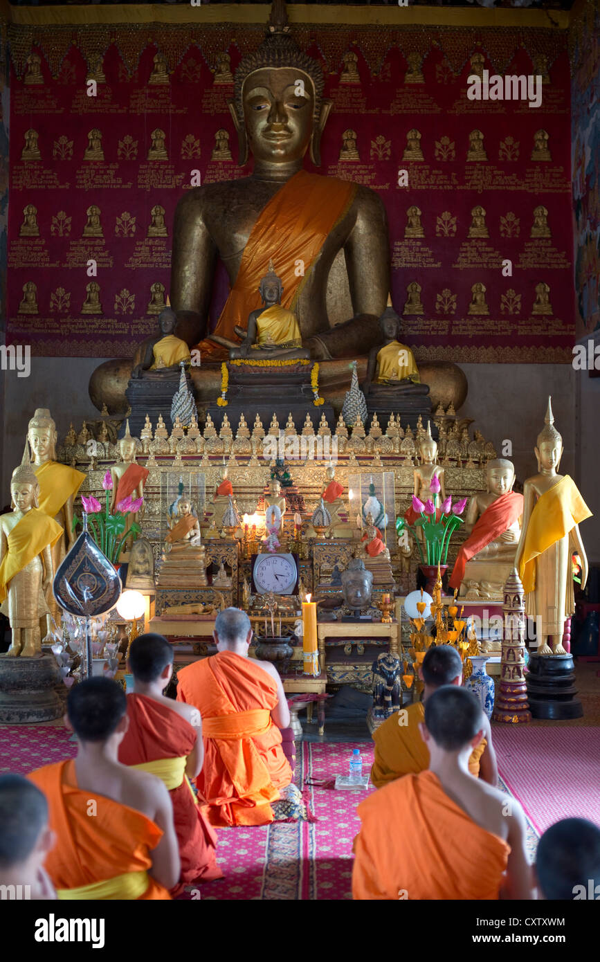 Buddhistische Mönche zu engagieren, im Gebet an Wat Mahathat in Luang Prabang, Laos Stockfoto