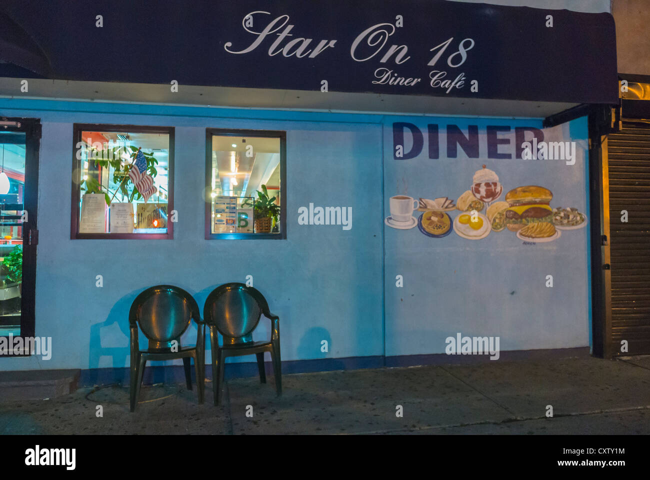 New York City, NY, USA, American Diner Restaurant, Chelsea Area, 'Star on 18' Manhattan, Frontschild bei Nacht, Vintage-Diner-Schild leer Stockfoto