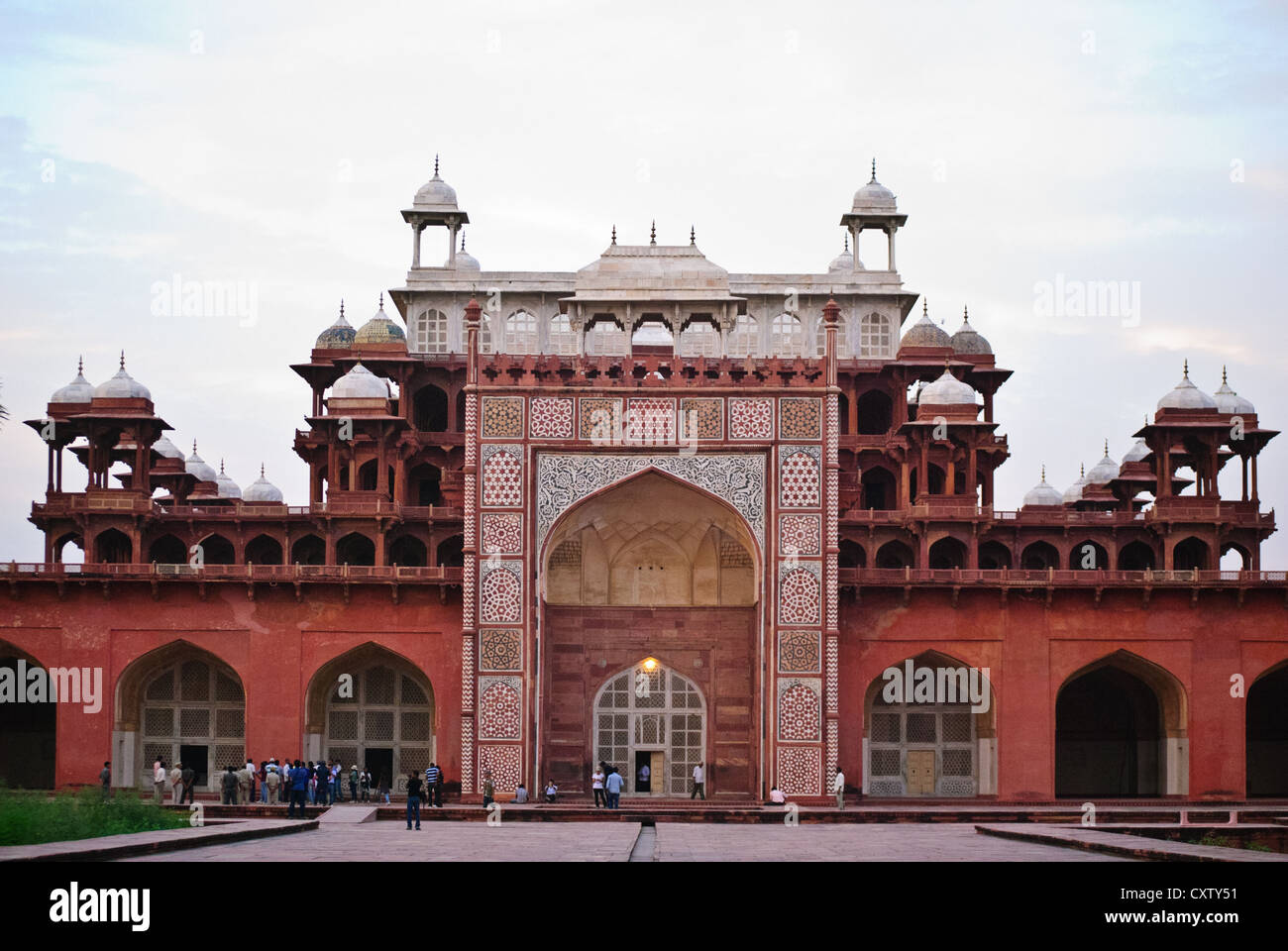 Akbar Mausoleum, Sandstein und Marmor Grab in der Abenddämmerung Stockfoto