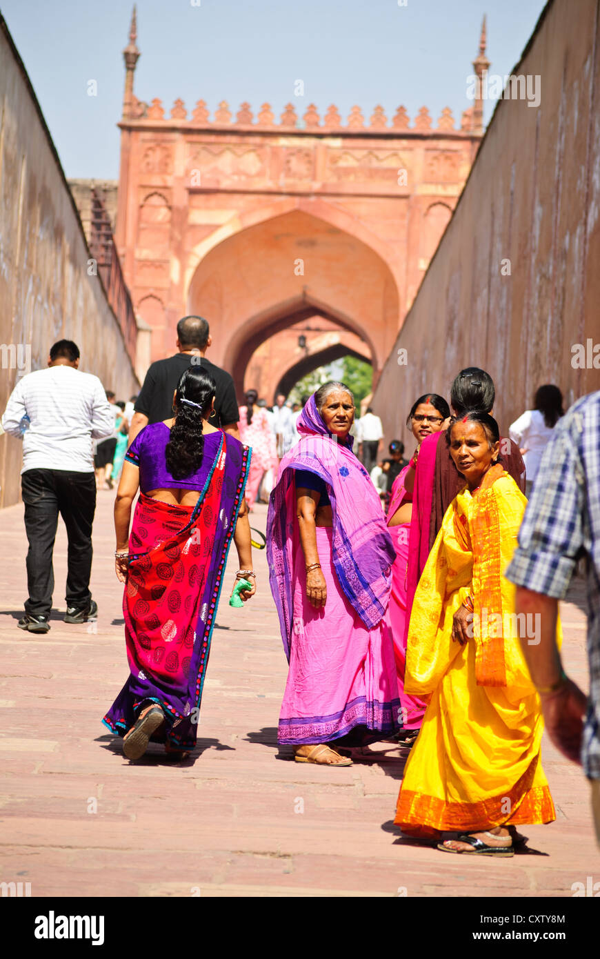 Indische Touristen besuchen das Agra Fort Stockfoto