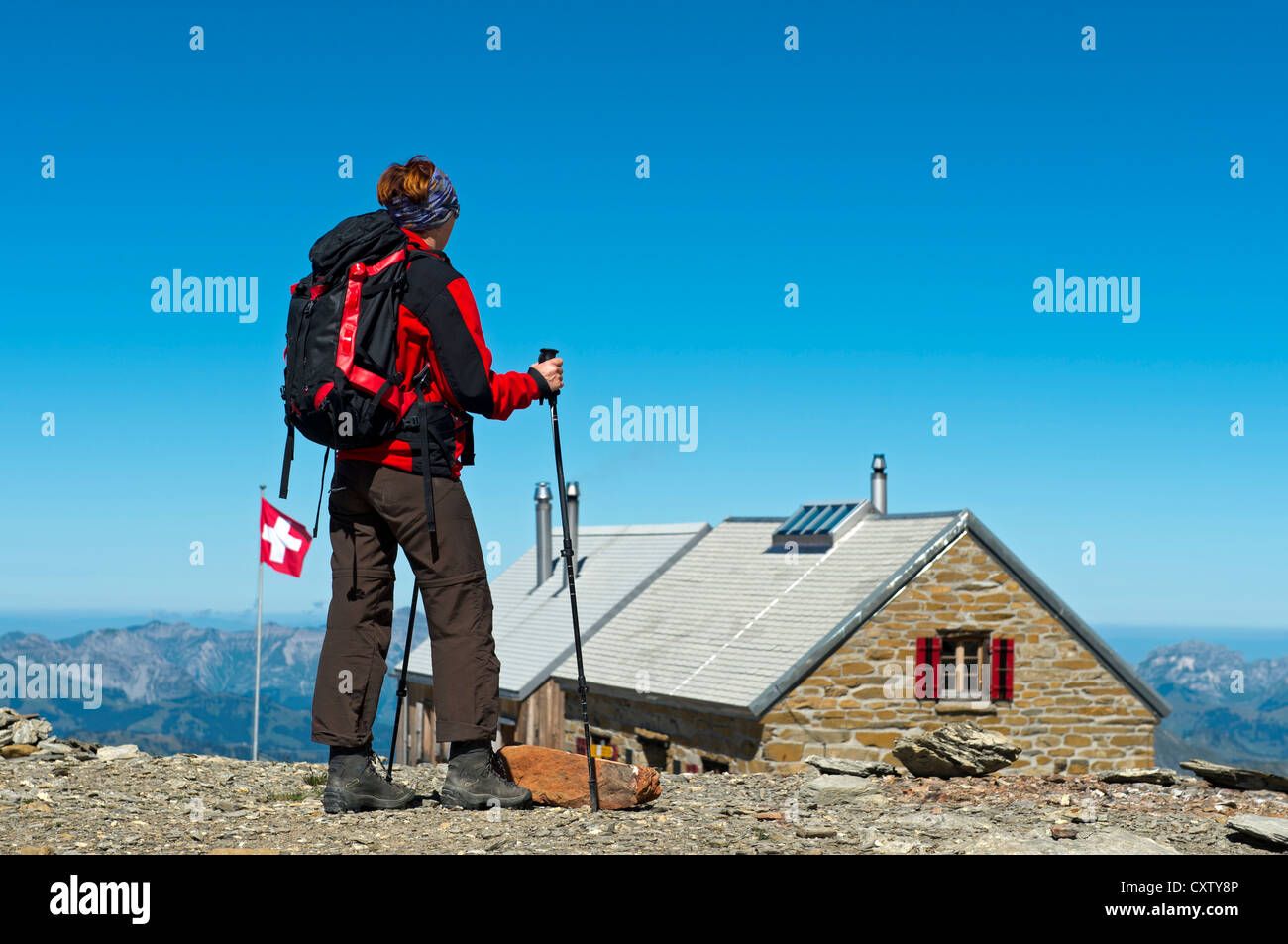 Wanderer, die Annäherung an die Berghütte Wildstrubelhuette des Schweizer Alpin-Club (SAC), Berner Alpen, Schweiz Stockfoto
